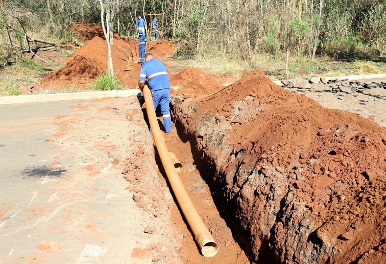 Leia mais sobre o artigo Daae faz serviço na travessia de esgoto da estrada de Bueno (08/04)