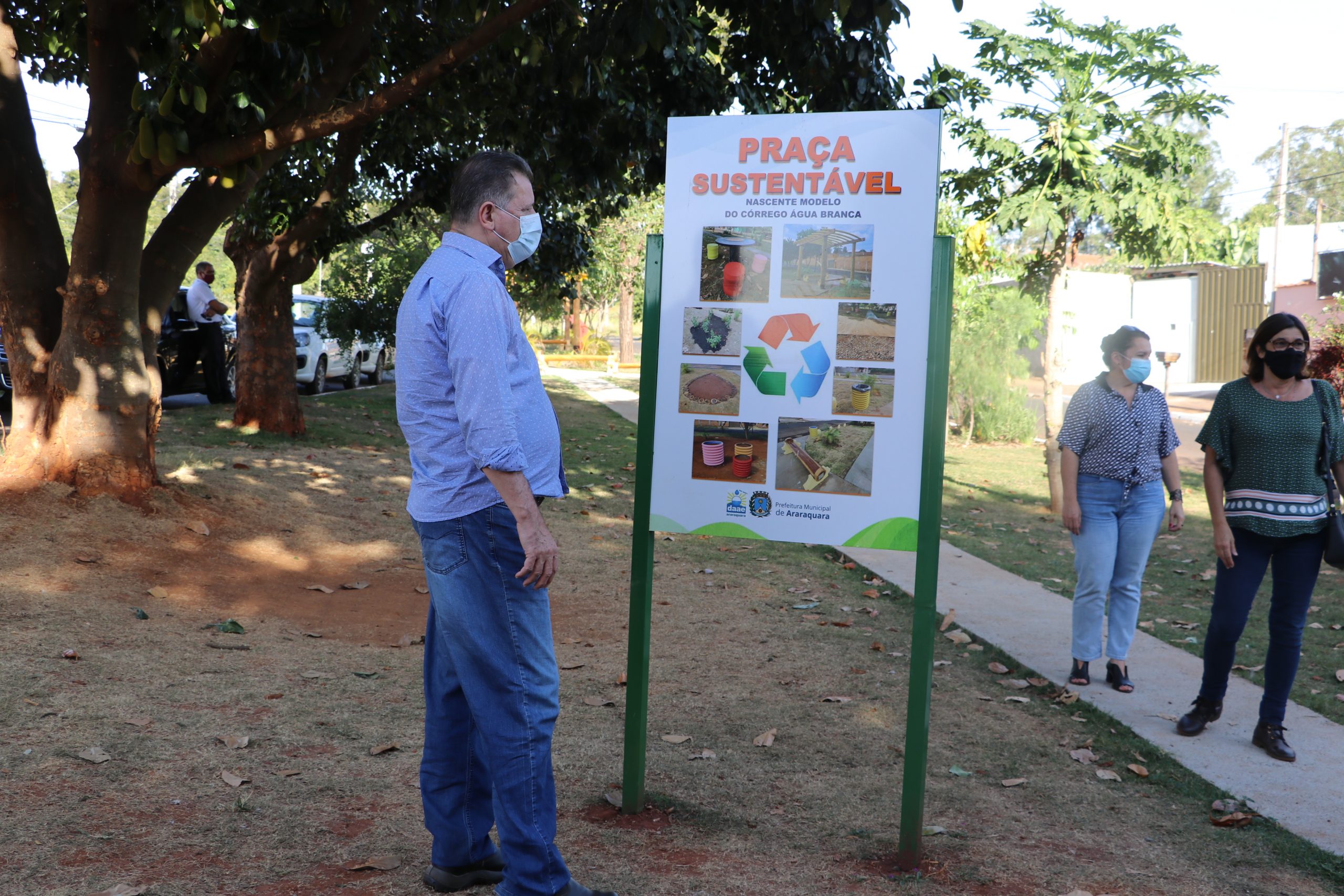 Leia mais sobre o artigo Daae: Simioni visita praça sustentável do Jardim Dumont