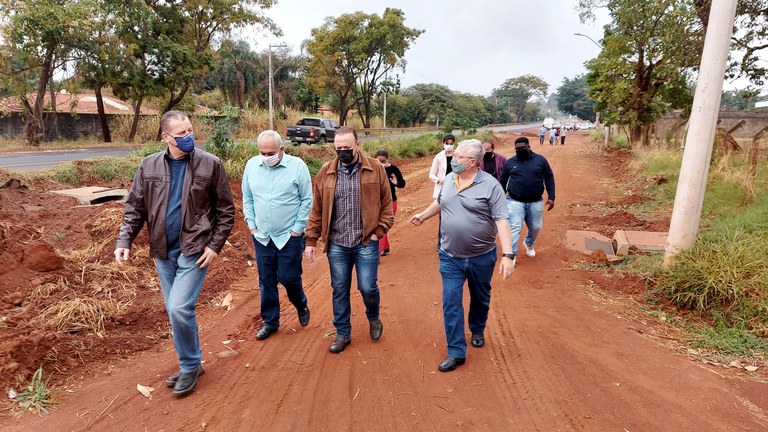 Leia mais sobre o artigo Simioni acompanha Edinho em visita às obras de drenagem na região do Parque Planalto e da Chácara Flora