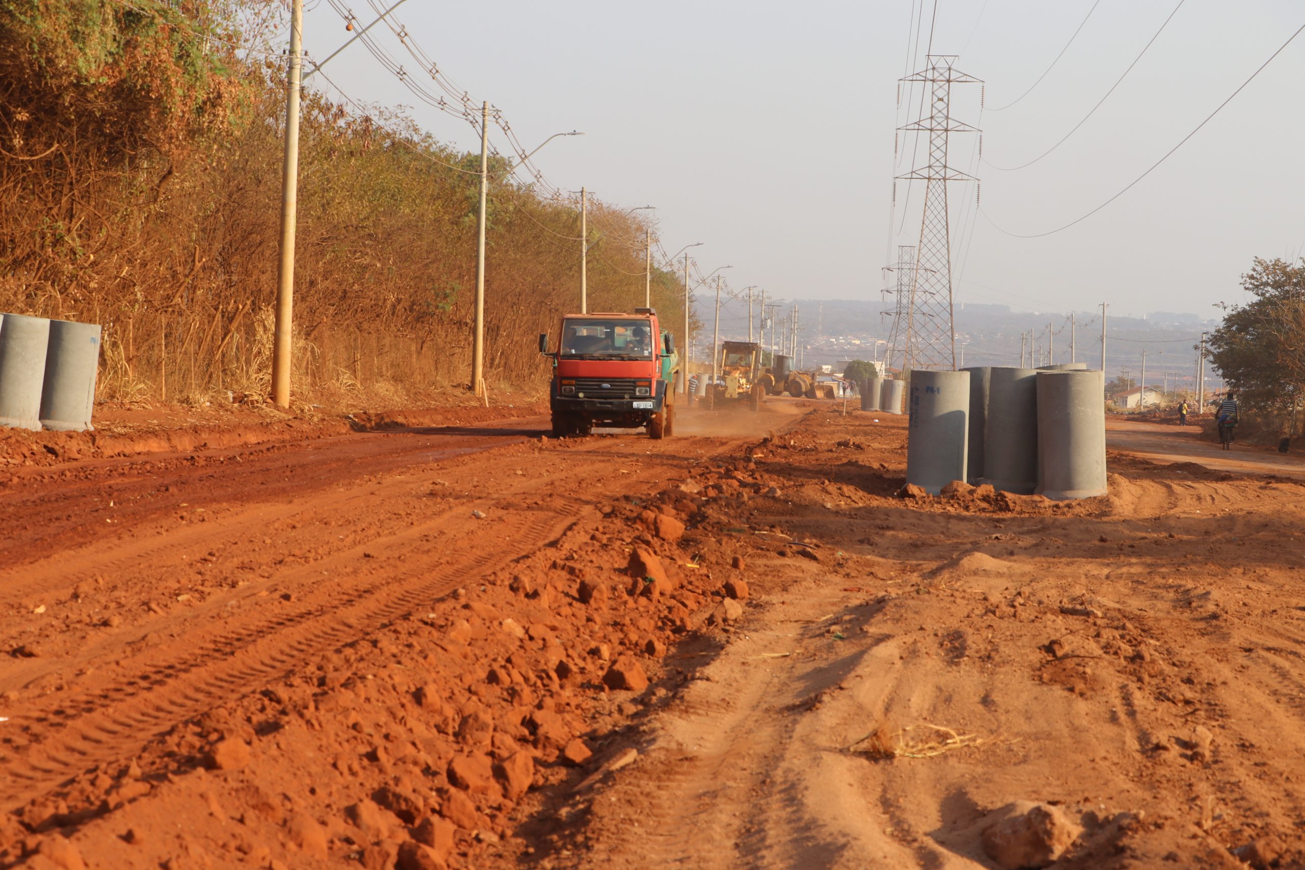 Leia mais sobre o artigo Daae: Simioni vistoria obras de pavimentação na região do Altos de Pinheiros