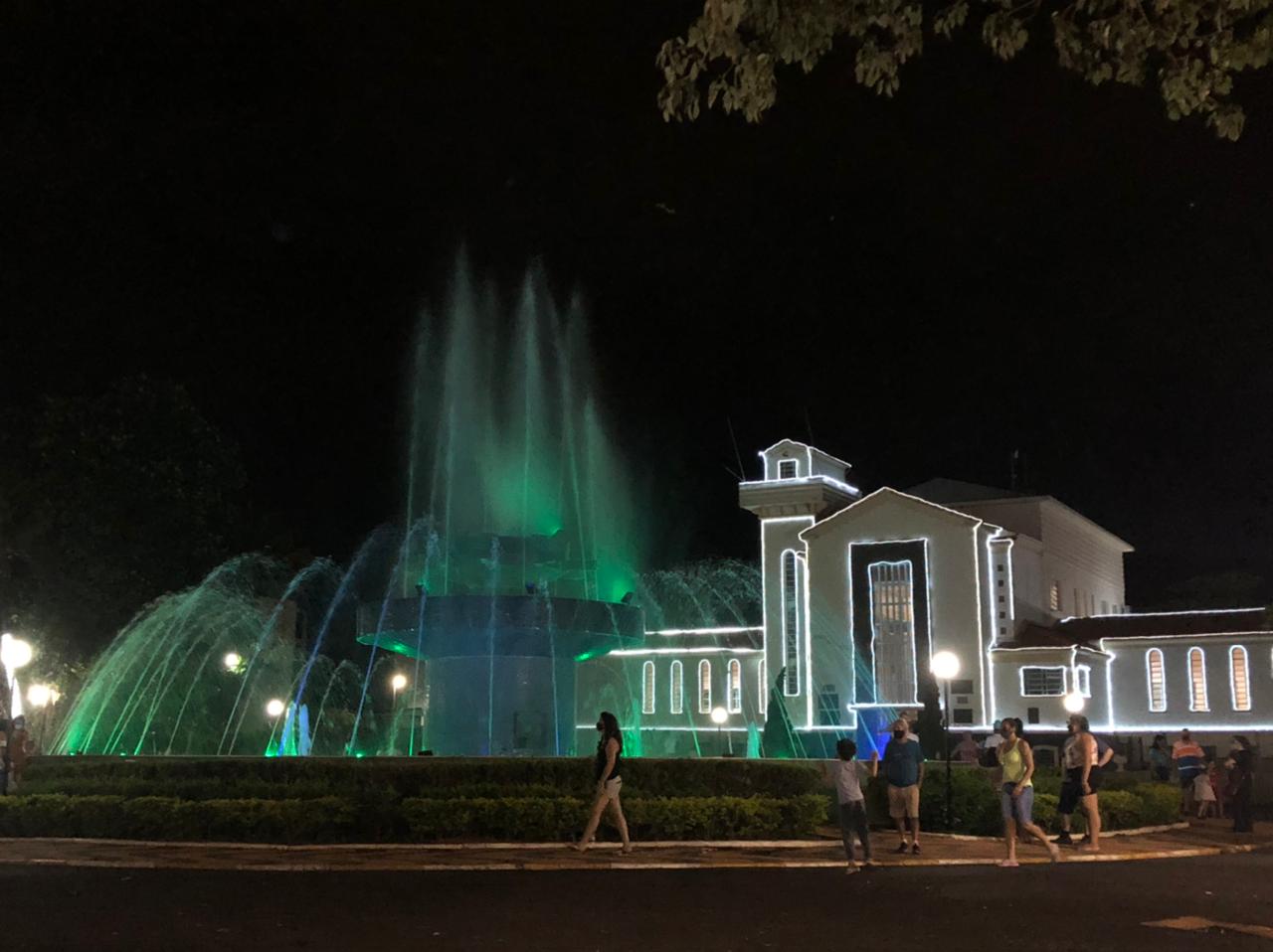 Leia mais sobre o artigo ‘Natal na Praça’ inaugura decoração natalina na praça do Daae