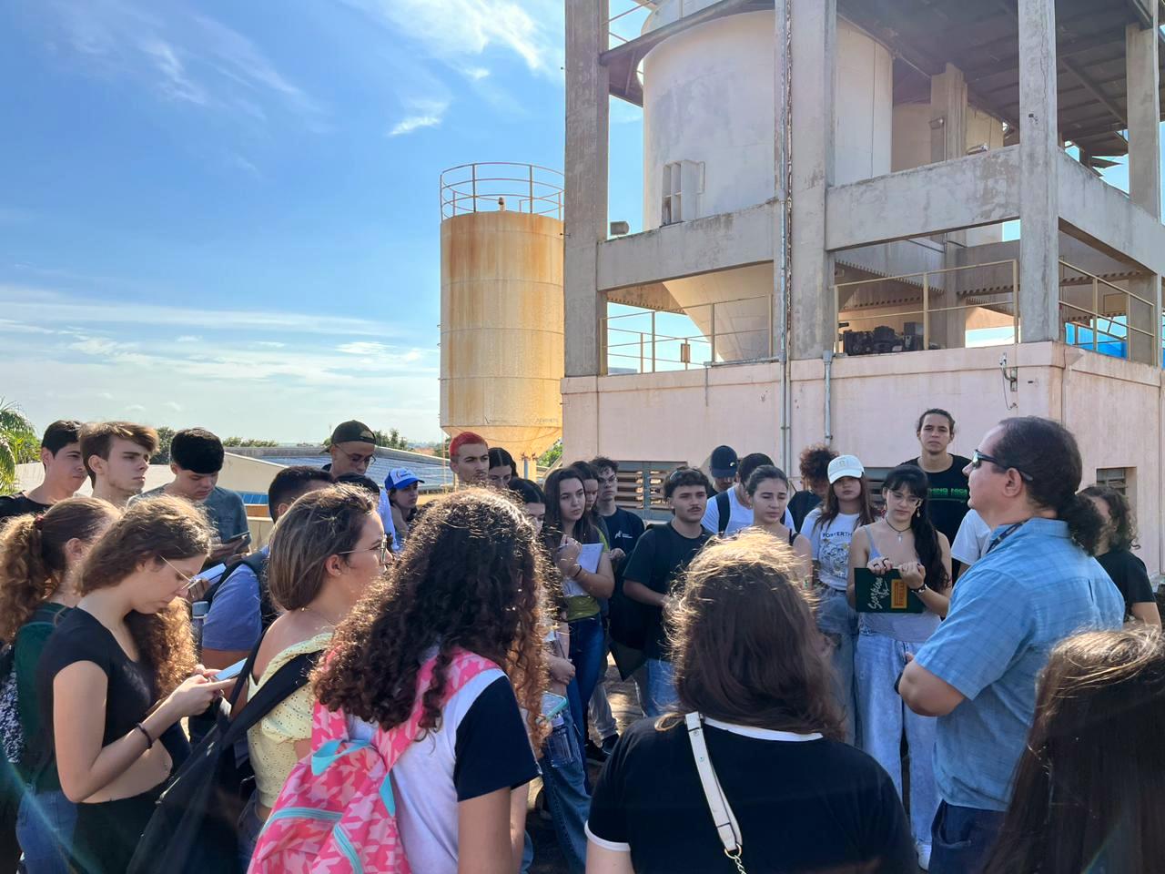 Leia mais sobre o artigo ETA FONTE RECEBE ALUNOS DO INSTITUTO DE QUÍMICA