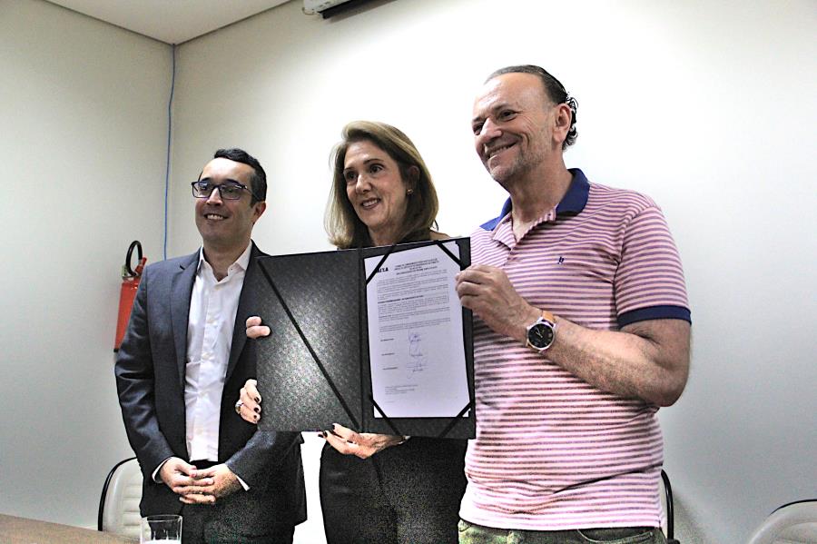 Leia mais sobre o artigo EDINHO ASSINA TERMO DE COMPROMISSO COM A CAIXA PARA CONSTRUÇÃO DE MAIS NOVE RESERVATÓRIOS DE ÁGUA